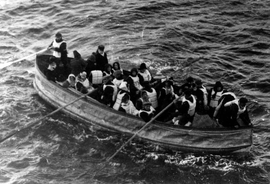 Posledný záchranný čln tesne pred 9tou hodinou ráno 15. Apríla 1912